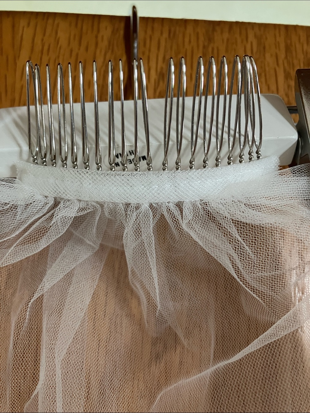Elegant Ivory Lace-Edge Bridal Veil - Classic Wedding Hair Accessory - Picture 3 of 3
